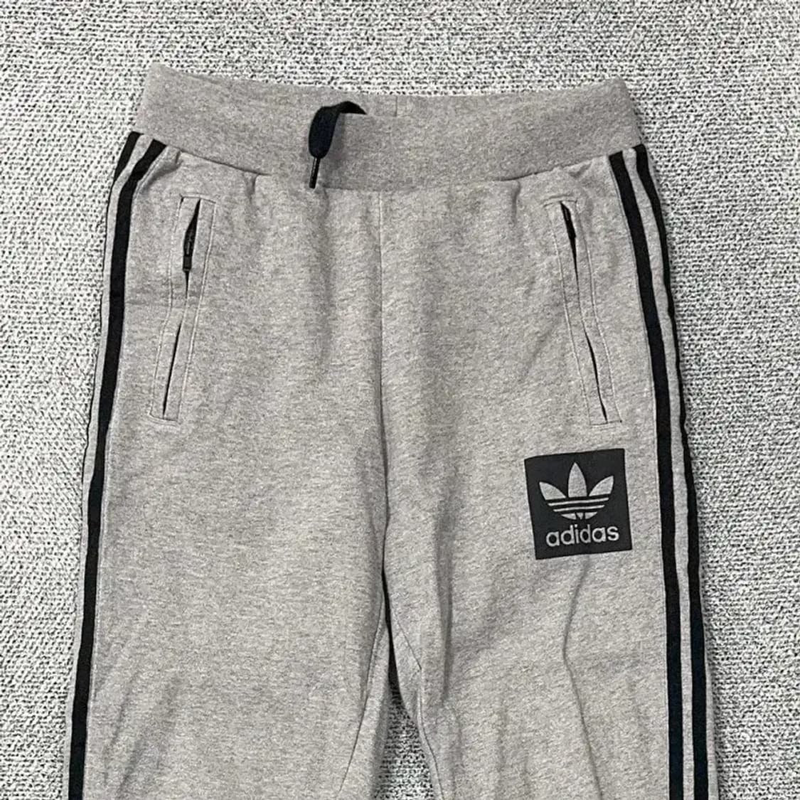 아디다스 박스로고 그레이 삼선 조거팬츠 95 상품이미지3