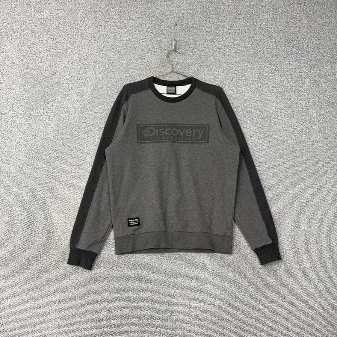 디스커버리 로고 기능성 그레이 맨투맨 100 상품이미지1