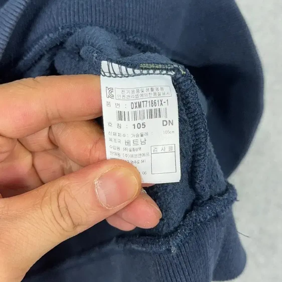 디스커버리 프린팅 로고 남성 네이비 캐주얼 맨투맨 105 상품이미지4