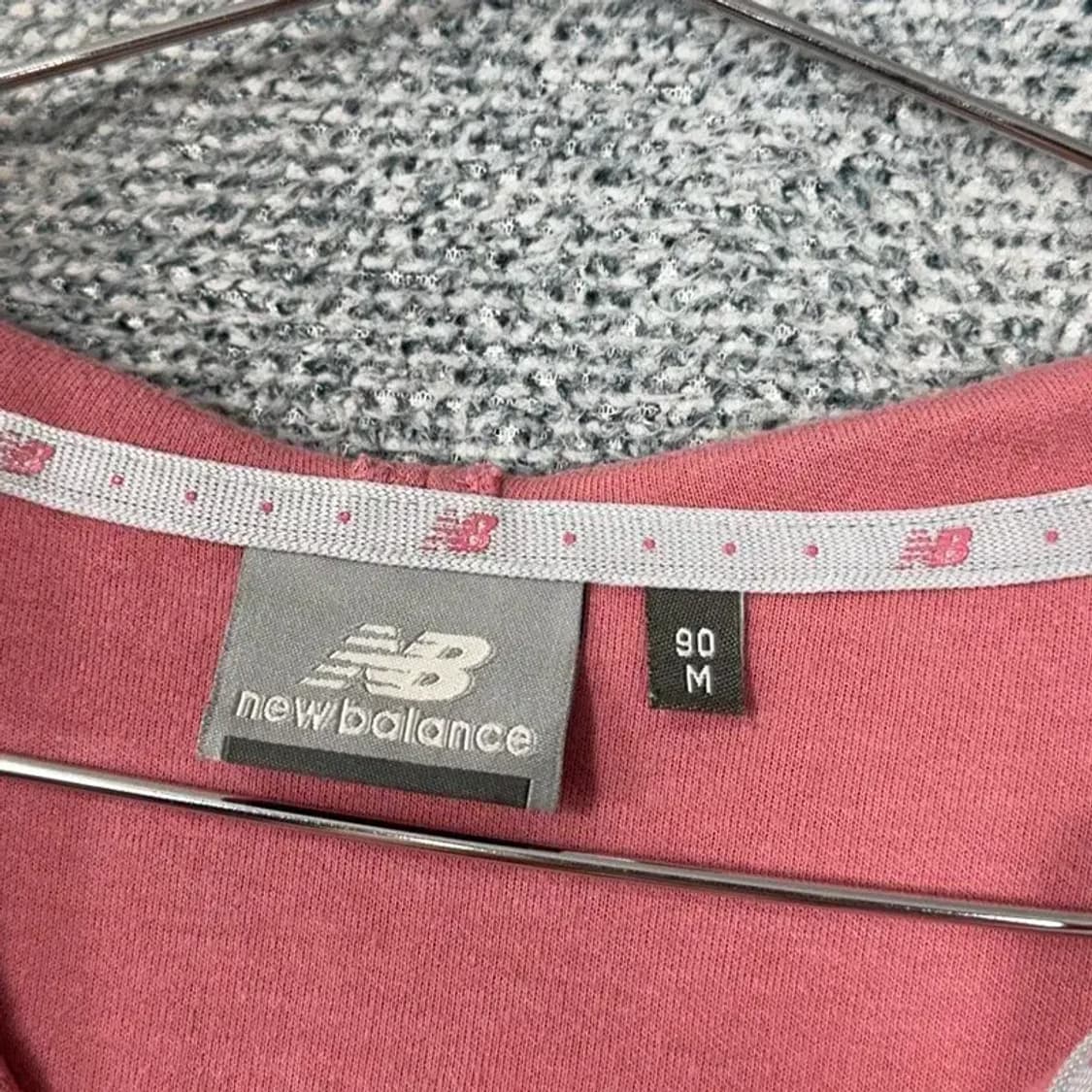 뉴발란스 여성 핑크 로고 포켓 반집업 후드티 90 상품이미지3