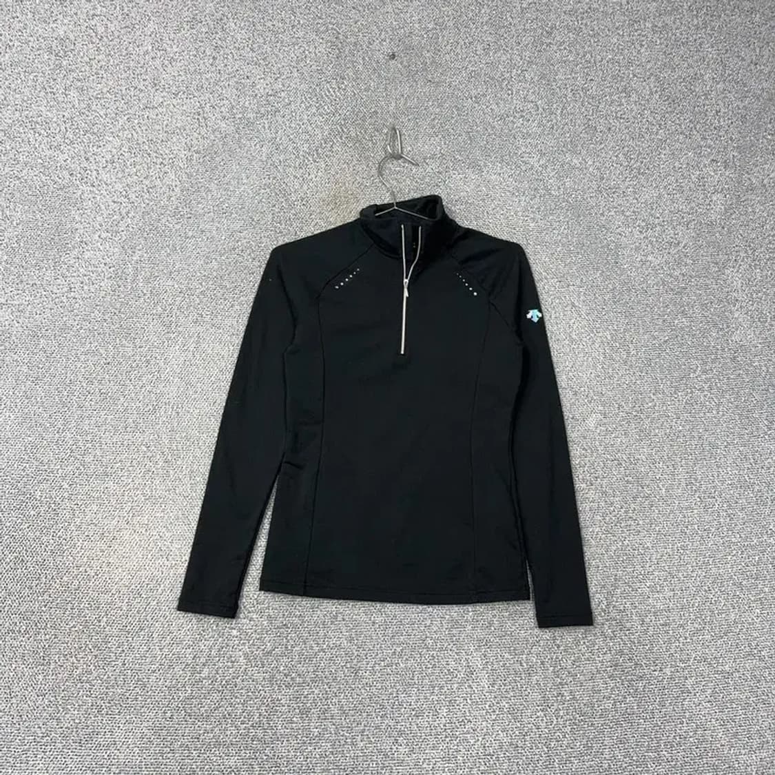 데상트 로고 여성 기능성 운동 반집업 긴팔티 M 상품이미지1