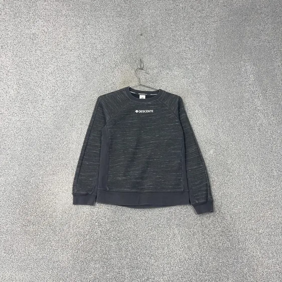 데상트 여성 로고 그레이 맨투맨 S 상품이미지1