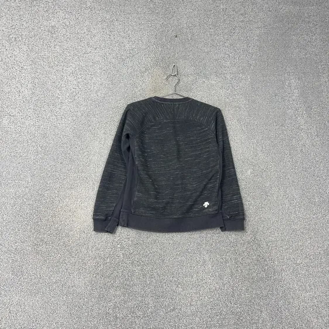 데상트 여성 로고 그레이 맨투맨 S 상품이미지2