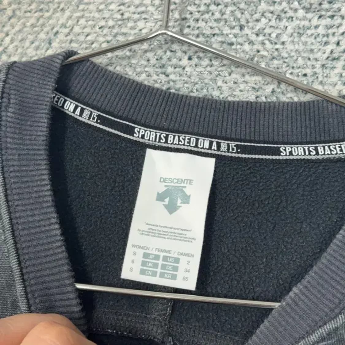 데상트 여성 로고 그레이 맨투맨 S 상품이미지3