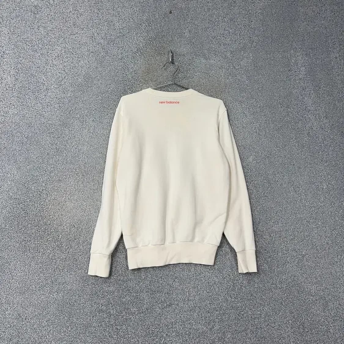 뉴발란스 프린팅 로고 화이트 맨투맨 90 상품이미지2