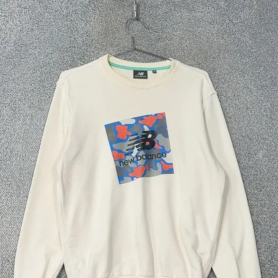 뉴발란스 프린팅 로고 화이트 맨투맨 90 상품이미지3