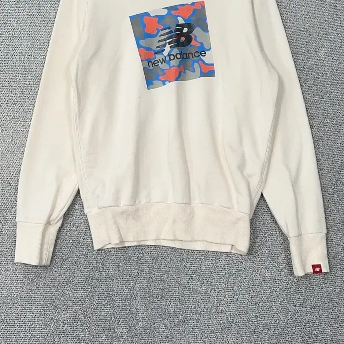 뉴발란스 프린팅 로고 화이트 맨투맨 90 상품이미지4