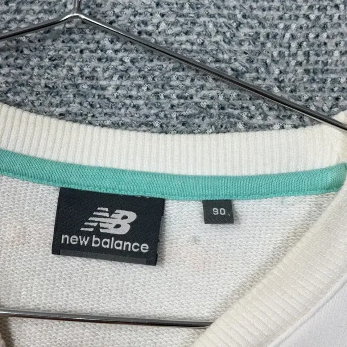 뉴발란스 프린팅 로고 화이트 맨투맨 90 상품이미지5