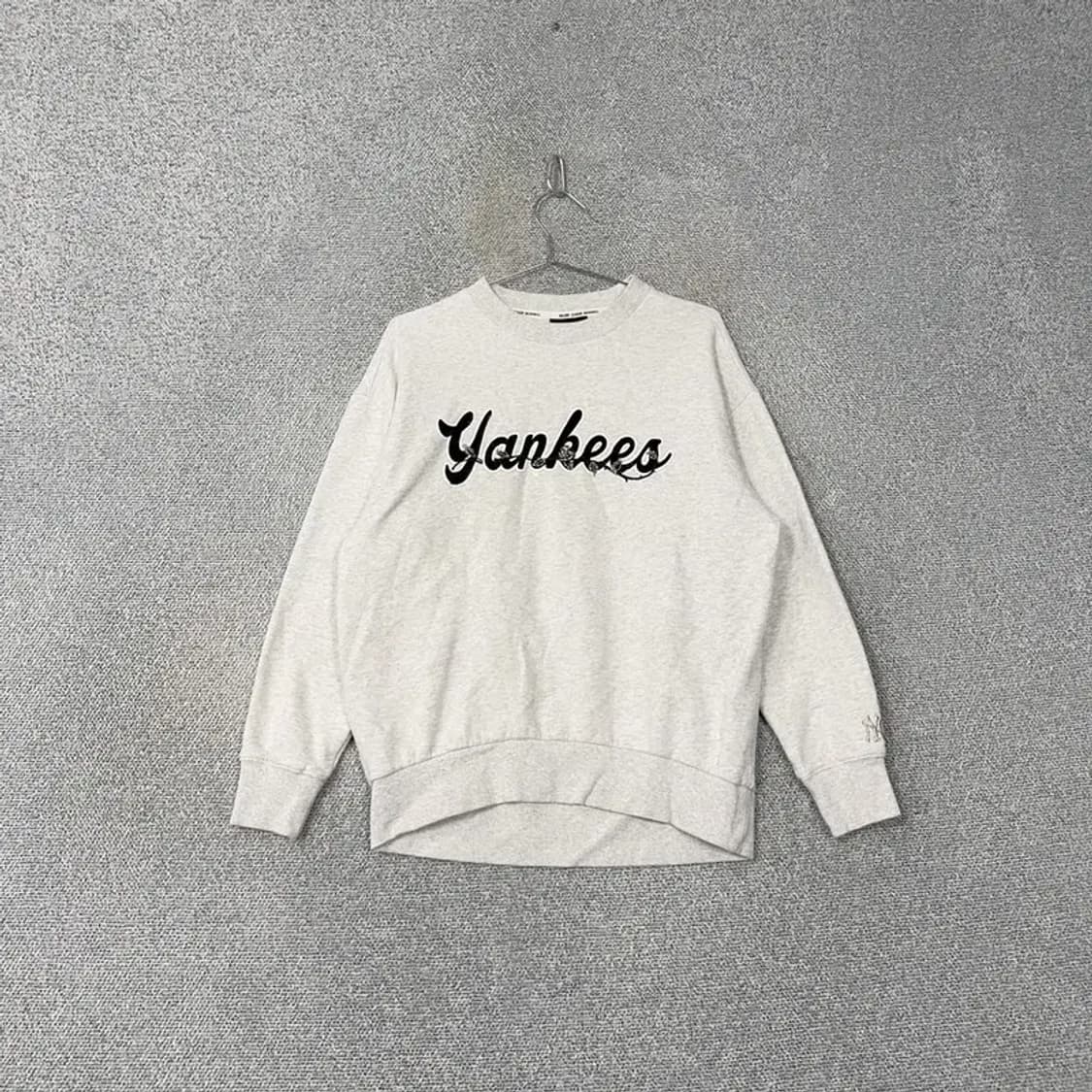 MLB 뉴욕양키즈 스펠 로고 오버핏 라이트 그레이 맨투맨 85 상품이미지1