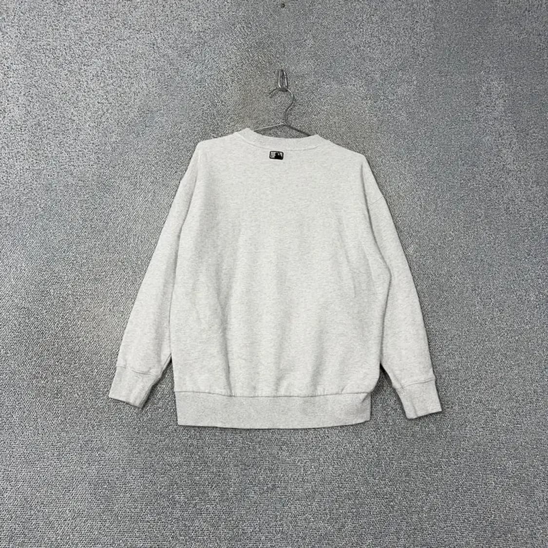 MLB 뉴욕양키즈 스펠 로고 오버핏 라이트 그레이 맨투맨 85 상품이미지2