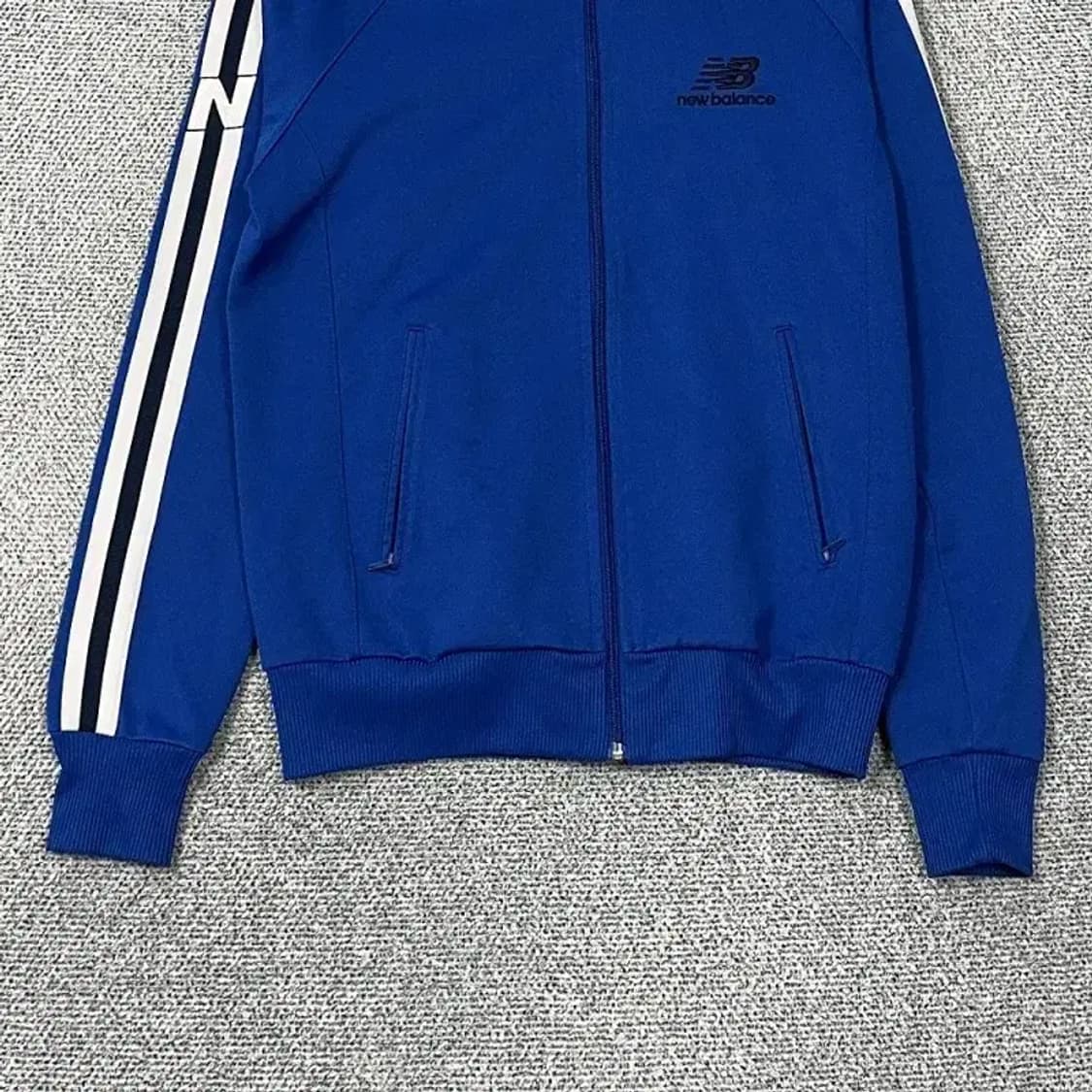 뉴발란스 블루 로고 사이드라인 트랙탑 저지 90 상품이미지4