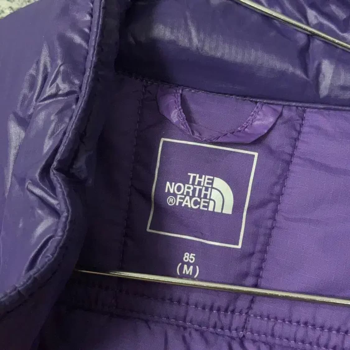 노스페이스 퍼플 로고 경량 패딩 점퍼 M 상품이미지3