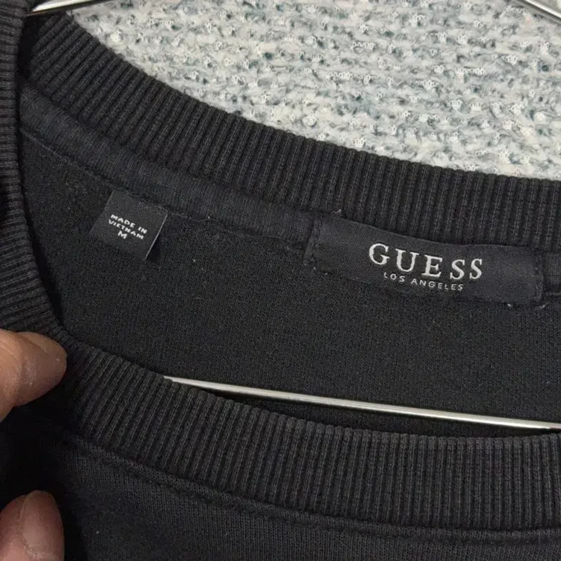 게스 삼각 로고 블랙 맨투맨 M 상품이미지3