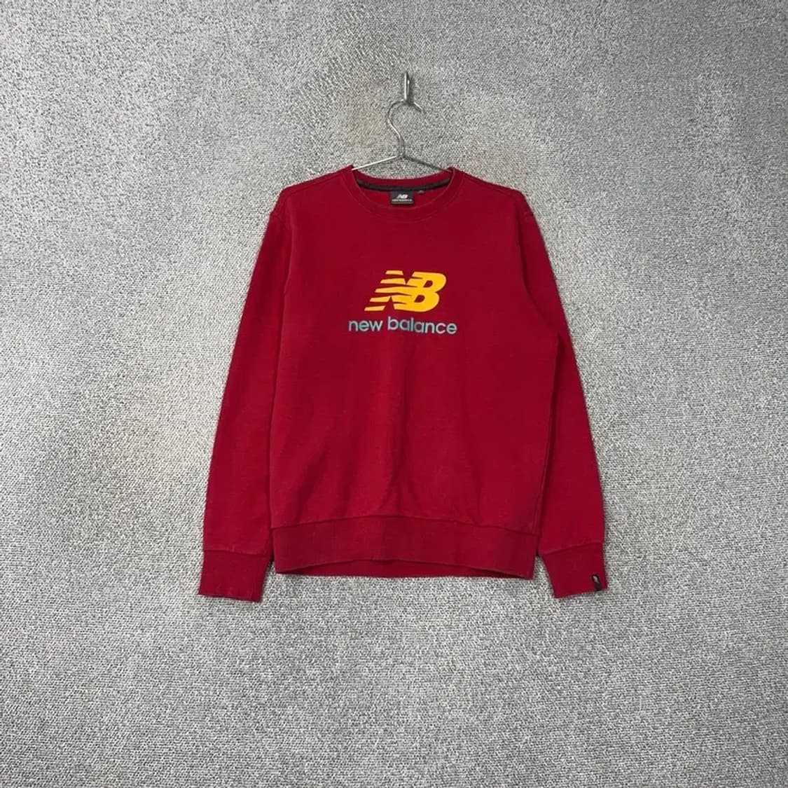 뉴발란스 프린팅 레드 맨투맨 95 상품이미지1