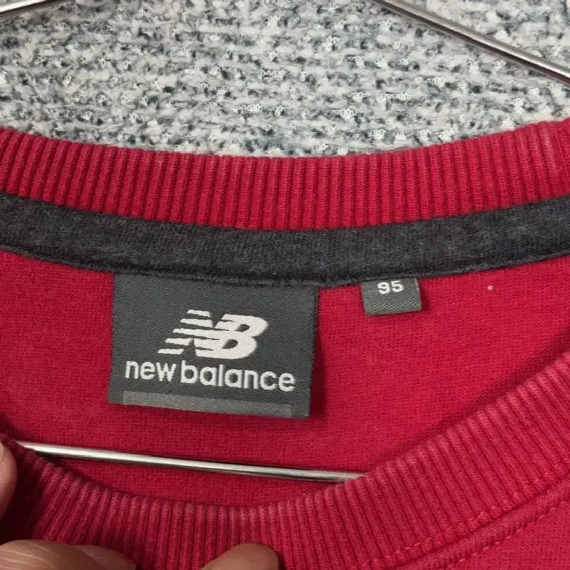 뉴발란스 프린팅 레드 맨투맨 95 상품이미지3
