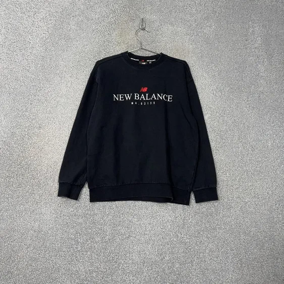 뉴발란스 로고 프린팅 블랙 맨투맨 95 상품이미지1