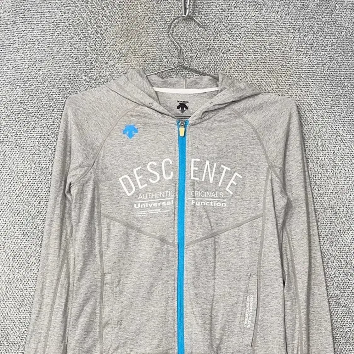 데상트 프린팅 로고 그레이 후드집업 85 상품이미지3