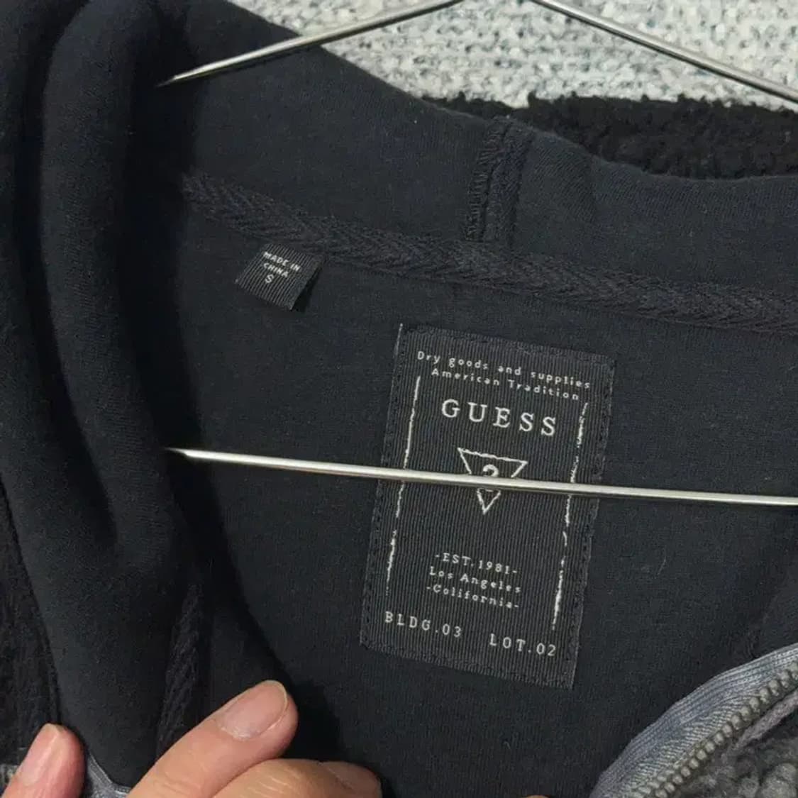 게스 로고 단가라 양털 뽀글이 후드집업 S 상품이미지5