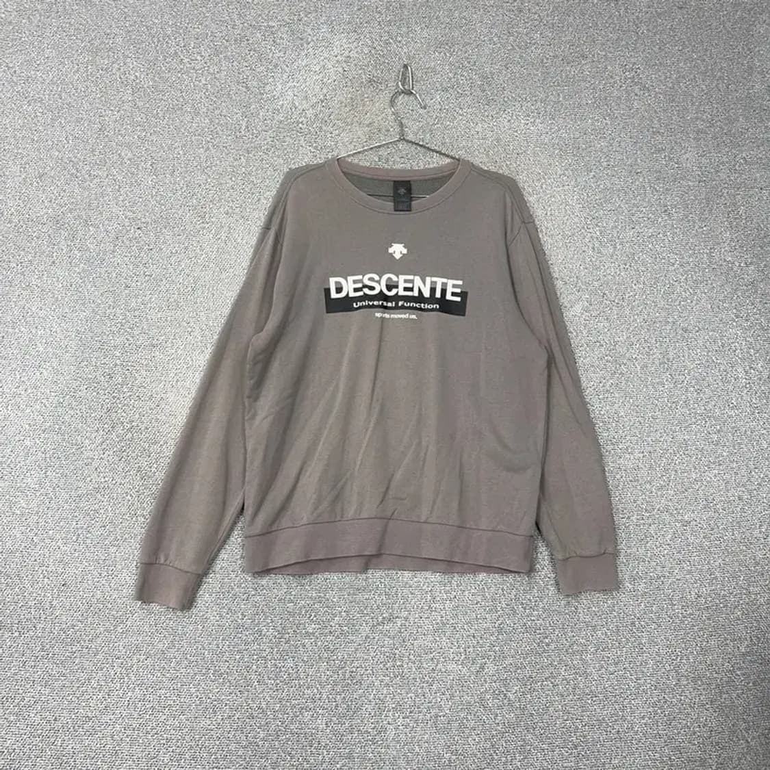 데상트 프린팅 그레이 맨투맨 XL 상품이미지1