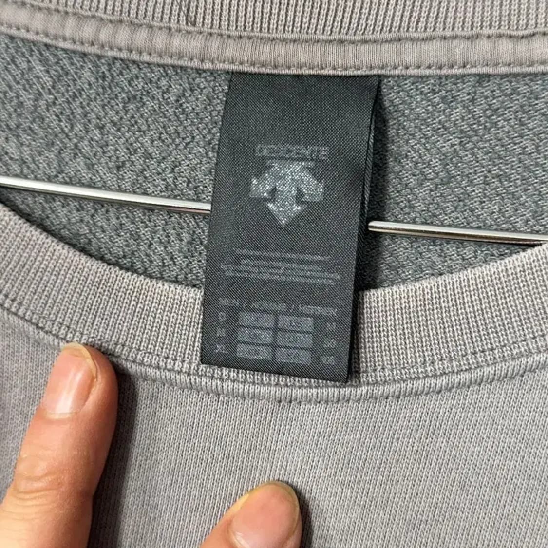 데상트 프린팅 그레이 맨투맨 XL 상품이미지3