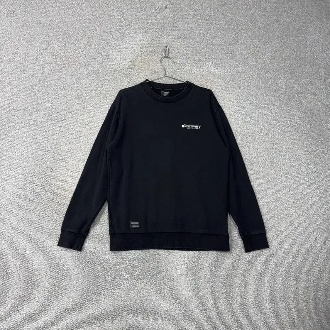 디스커버리 로고 블랙 맨투맨 100 상품이미지1