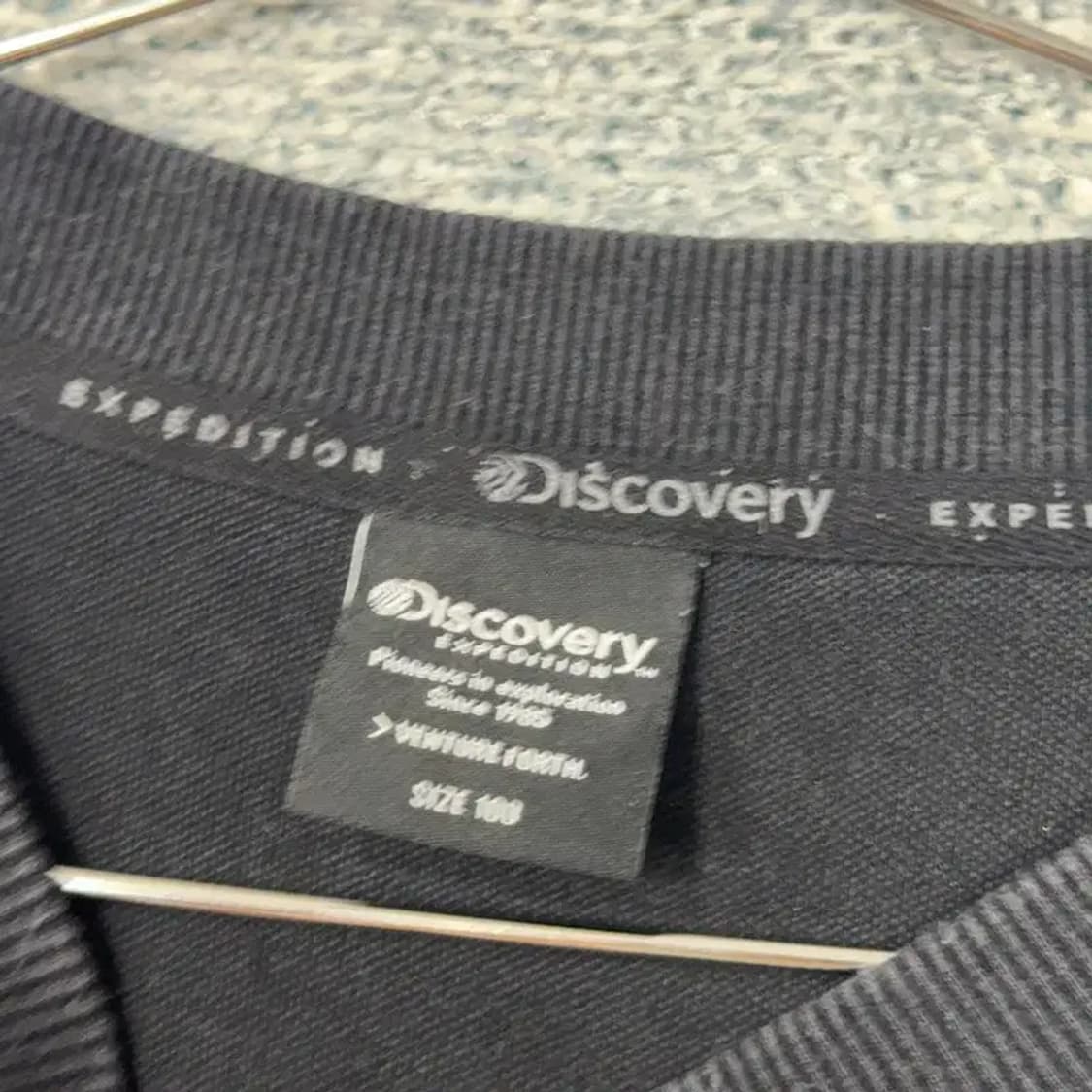 디스커버리 로고 블랙 맨투맨 100 상품이미지3