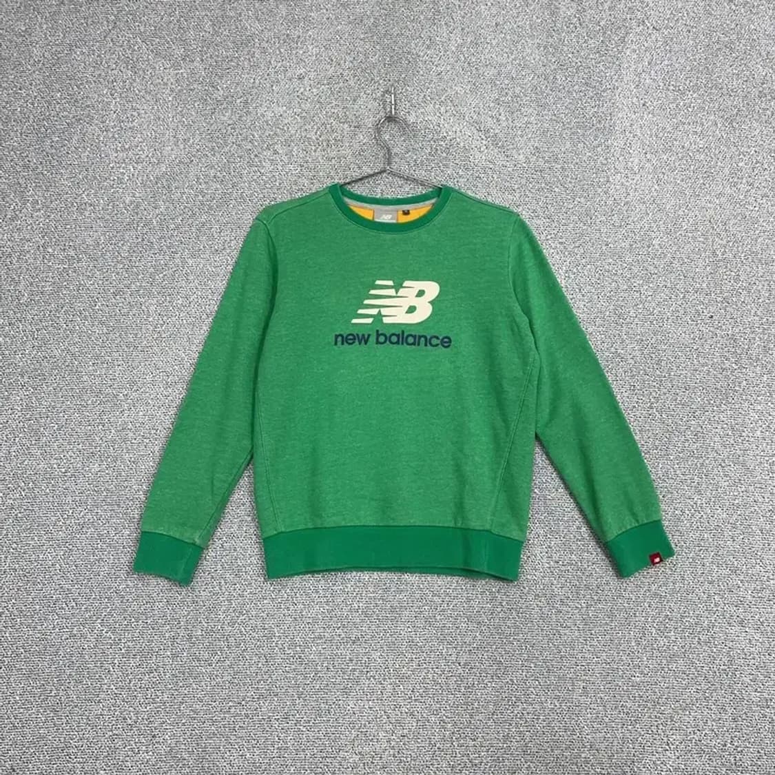 뉴발란스 여성 그린 로고 맨투맨 90 상품이미지1