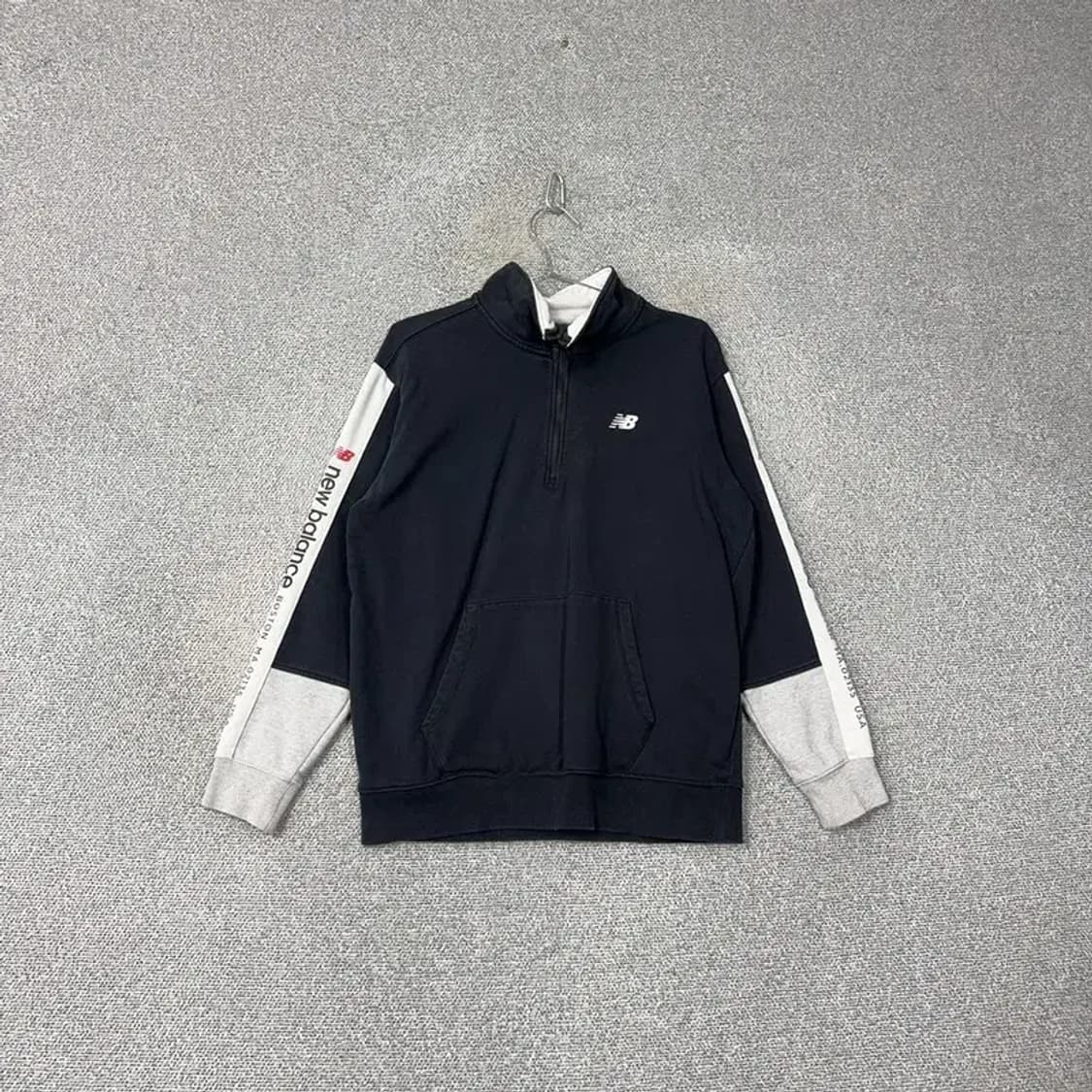 뉴발란스 로고 투톤 블랙 반집업 맨투맨 100 상품이미지1