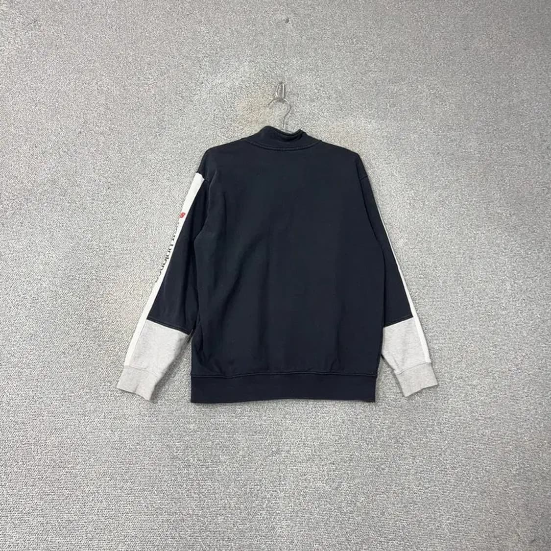 뉴발란스 로고 투톤 블랙 반집업 맨투맨 100 상품이미지2