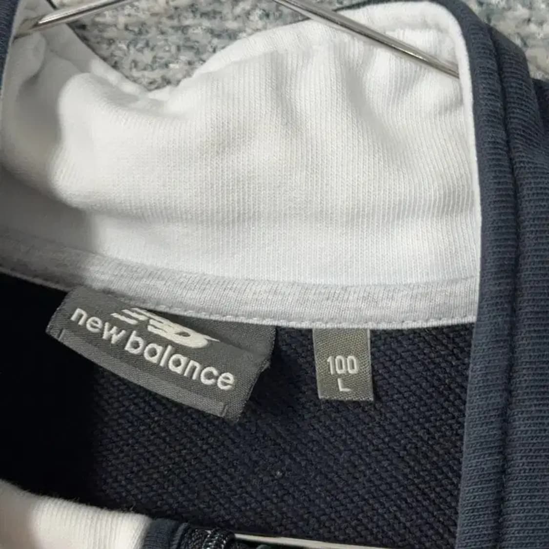 뉴발란스 로고 투톤 블랙 반집업 맨투맨 100 상품이미지3