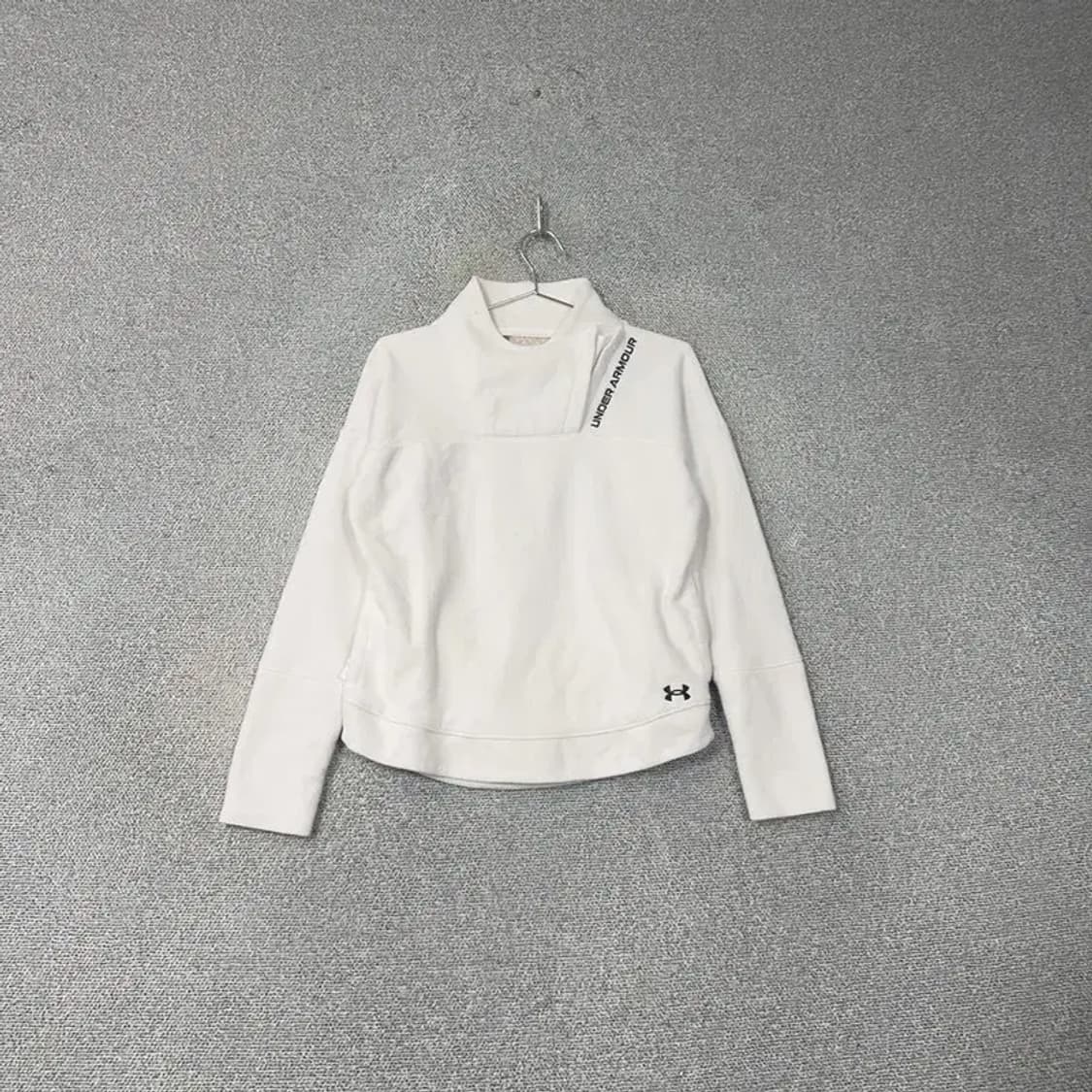 언더아머 화이트 로고 후리스 긴팔티 M 상품이미지1
