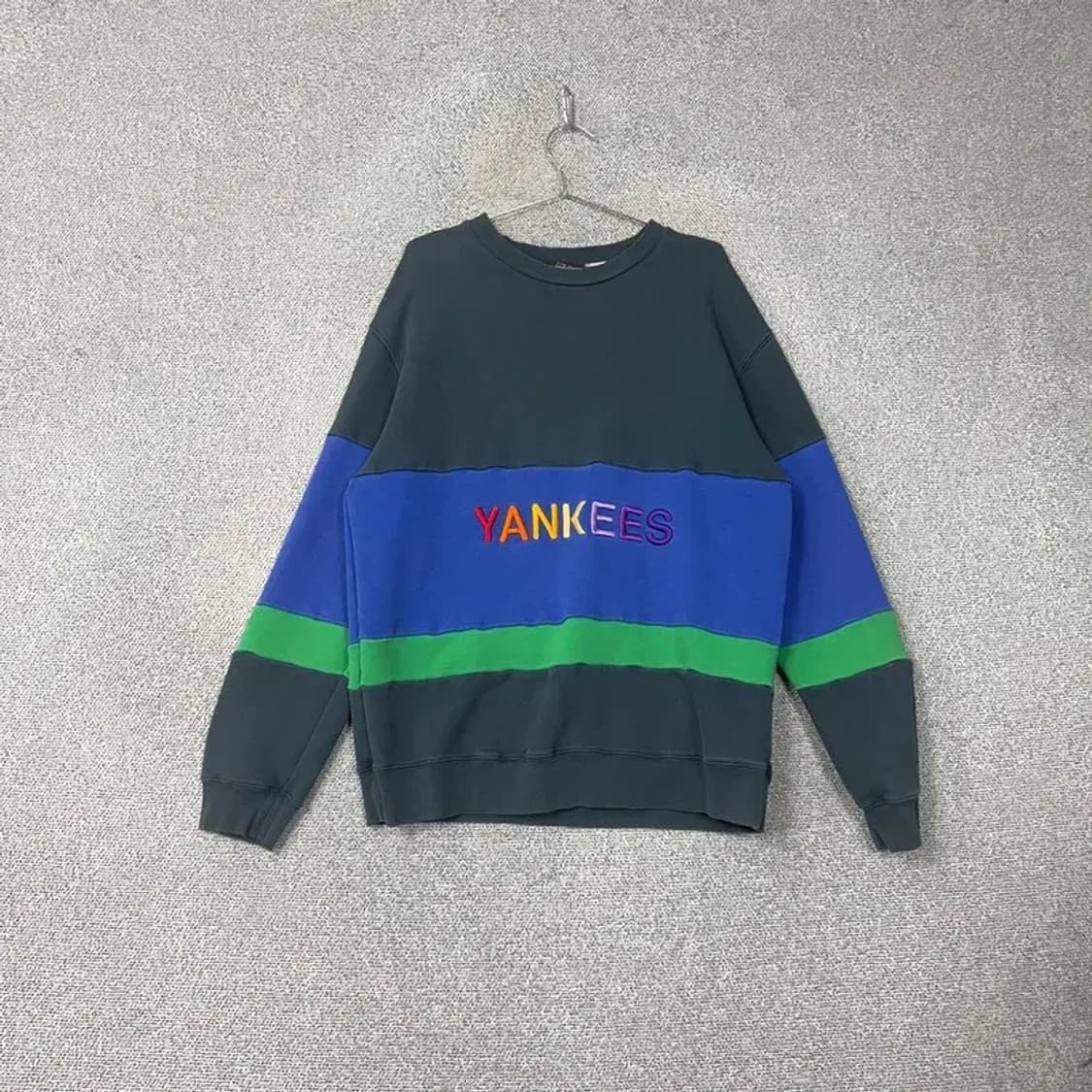 MLB 뉴욕양키즈 레인보우 로고 오버핏 멀티컬러 맨투맨 105 상품이미지1