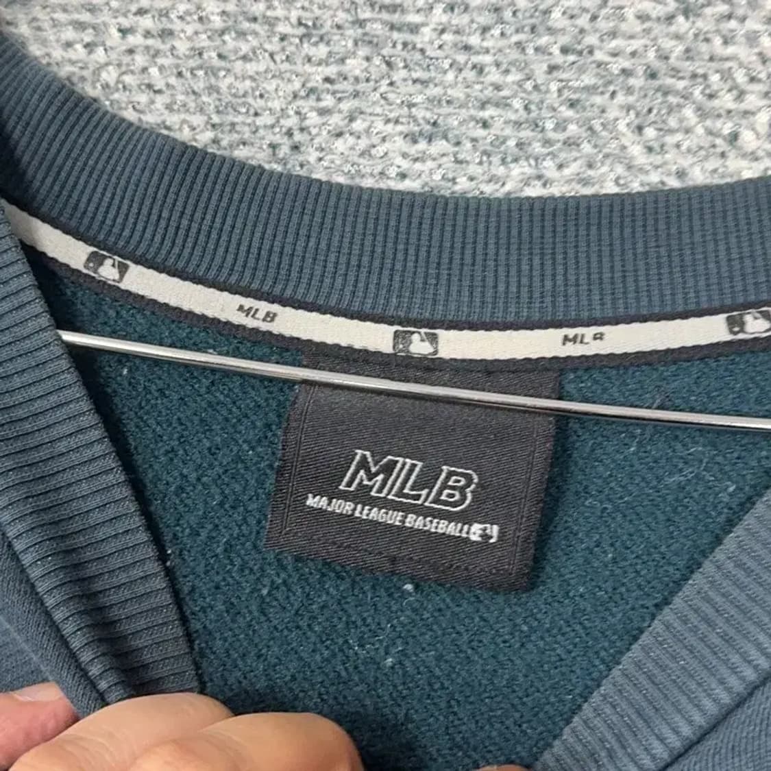 MLB 뉴욕양키즈 레인보우 로고 오버핏 멀티컬러 맨투맨 105 상품이미지3