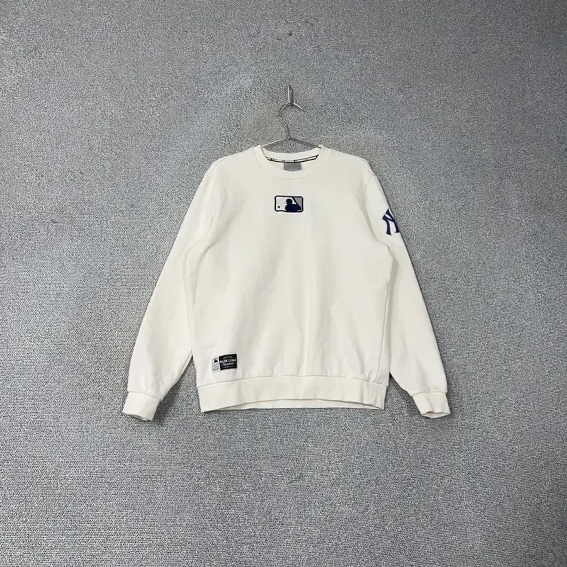 MLB 뉴욕양키즈 로고 화이트 맨투맨 105 상품이미지1