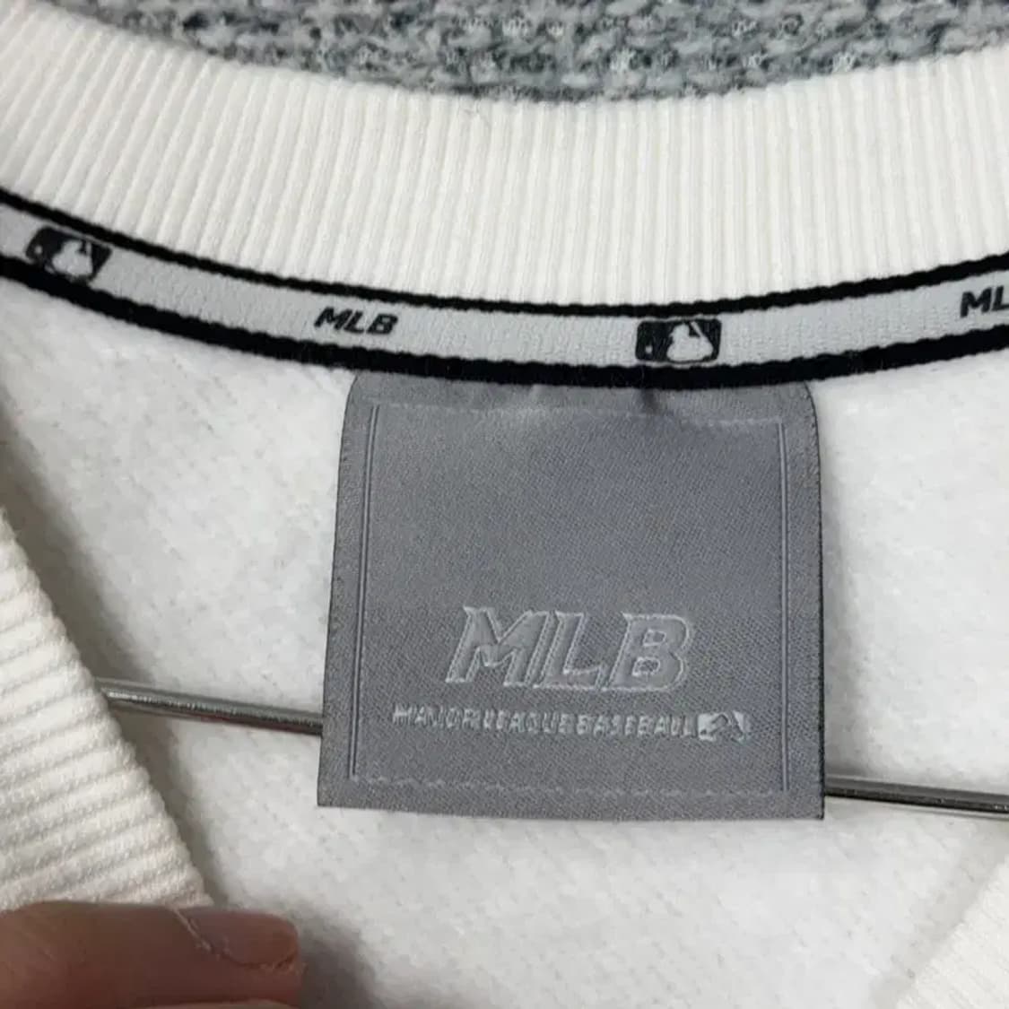 MLB 뉴욕양키즈 로고 화이트 맨투맨 105 상품이미지3