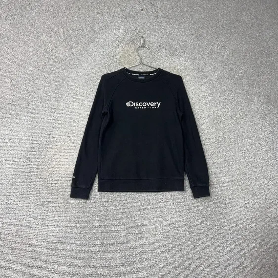 디스커버리 프린팅 로고 블랙 맨투맨 90 상품이미지1