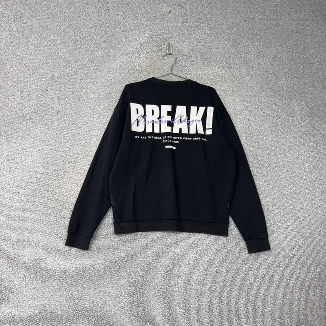 인터크루 캐주얼 백프린팅 로고 블랙 맨투맨 100 상품이미지1