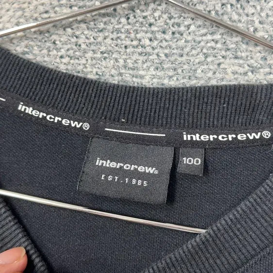 인터크루 캐주얼 백프린팅 로고 블랙 맨투맨 100 상품이미지3