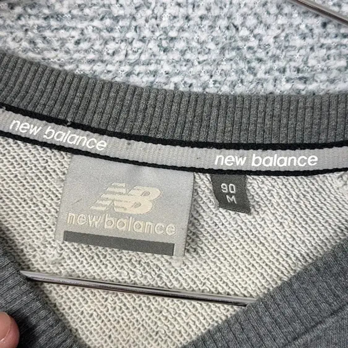 뉴발란스 로고 그레이 맨투맨 90 상품이미지3