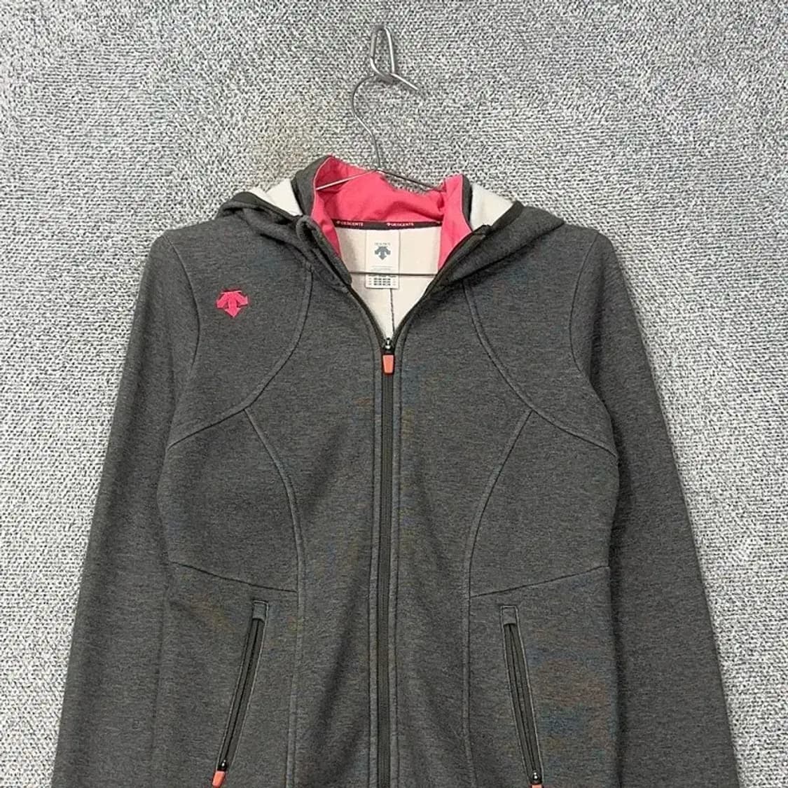 데상트 로고 딥그레이 기능성 후드집업 M 상품이미지3