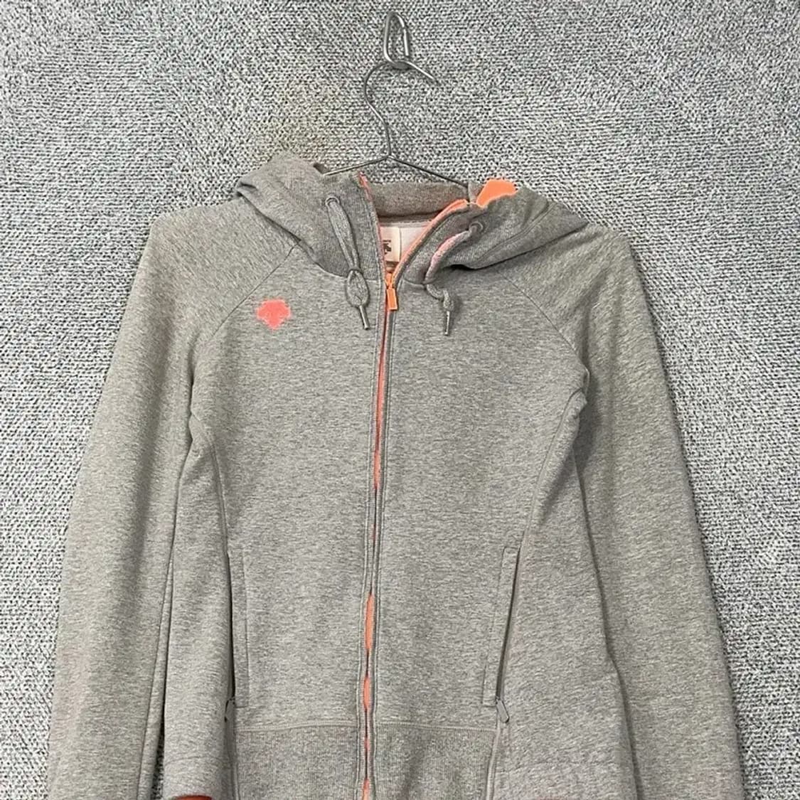 데상트 오렌지 포인트 여성 라이트 그레이 후드집업 S 상품이미지3