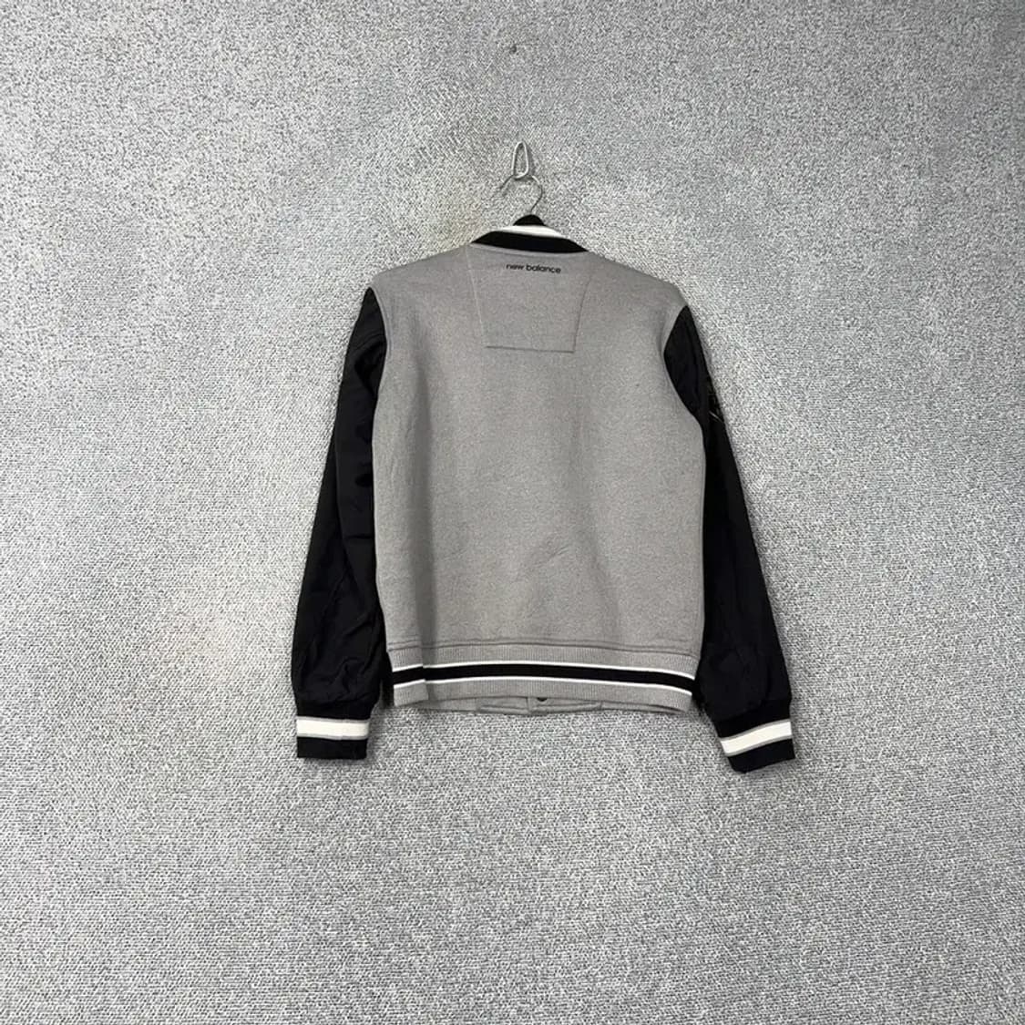 뉴발란스 라이트 그레이 로고 단가라 캐주얼 스타디움 자켓 S 상품이미지2