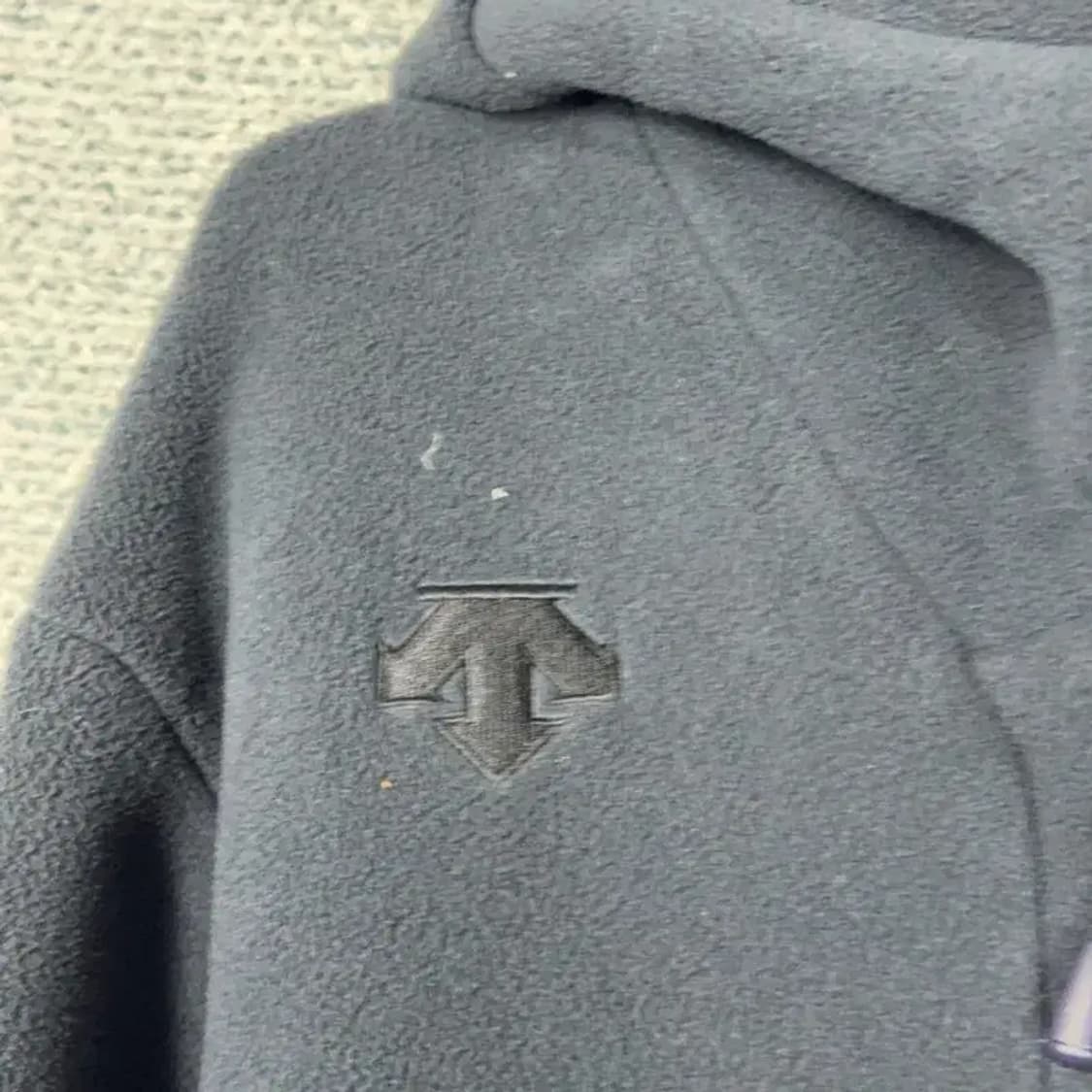 데상트 로고 네이비 양털 기모 후리스 후드집업 M 상품이미지3