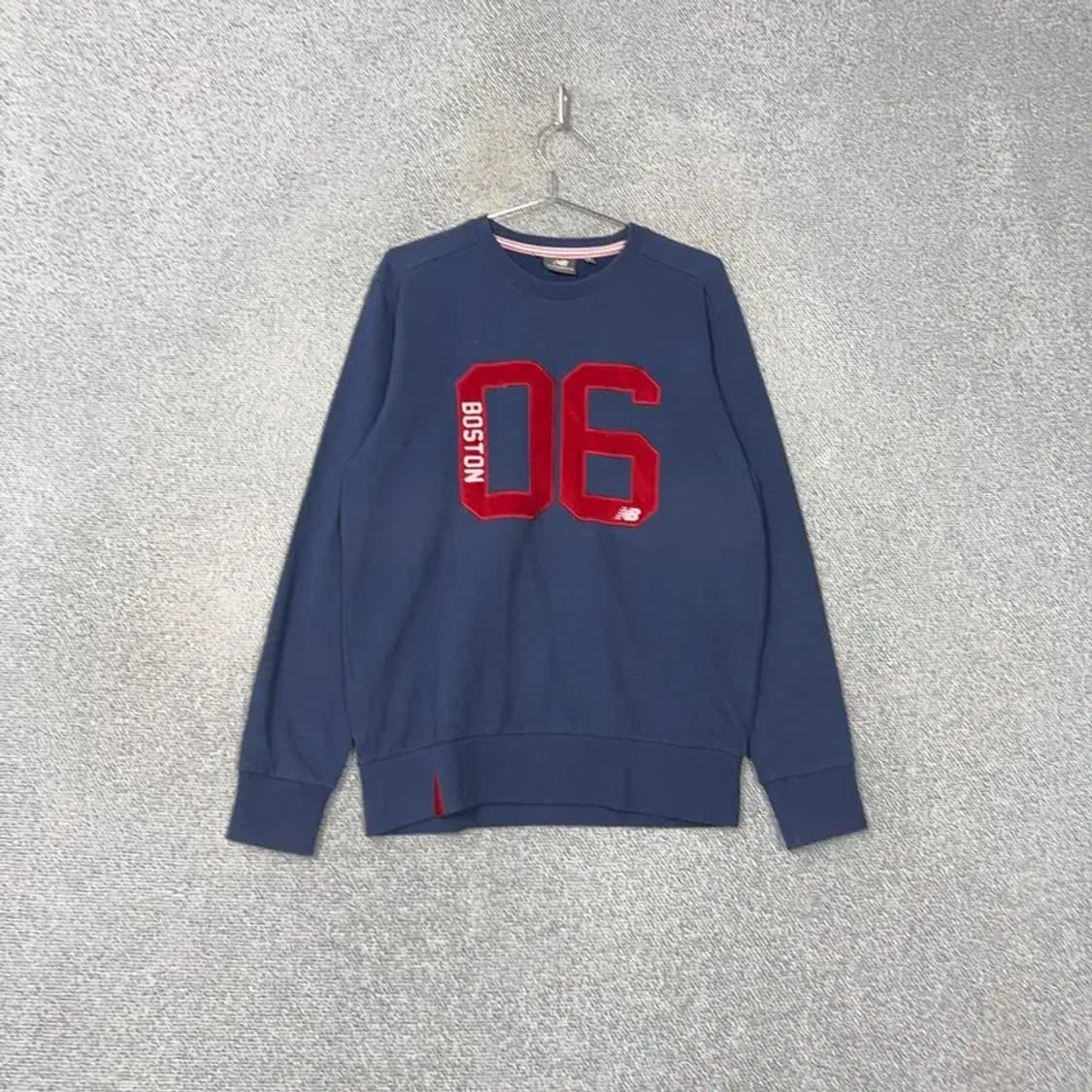 뉴발란스 06 로고 네이비 맨투맨 90 상품이미지1