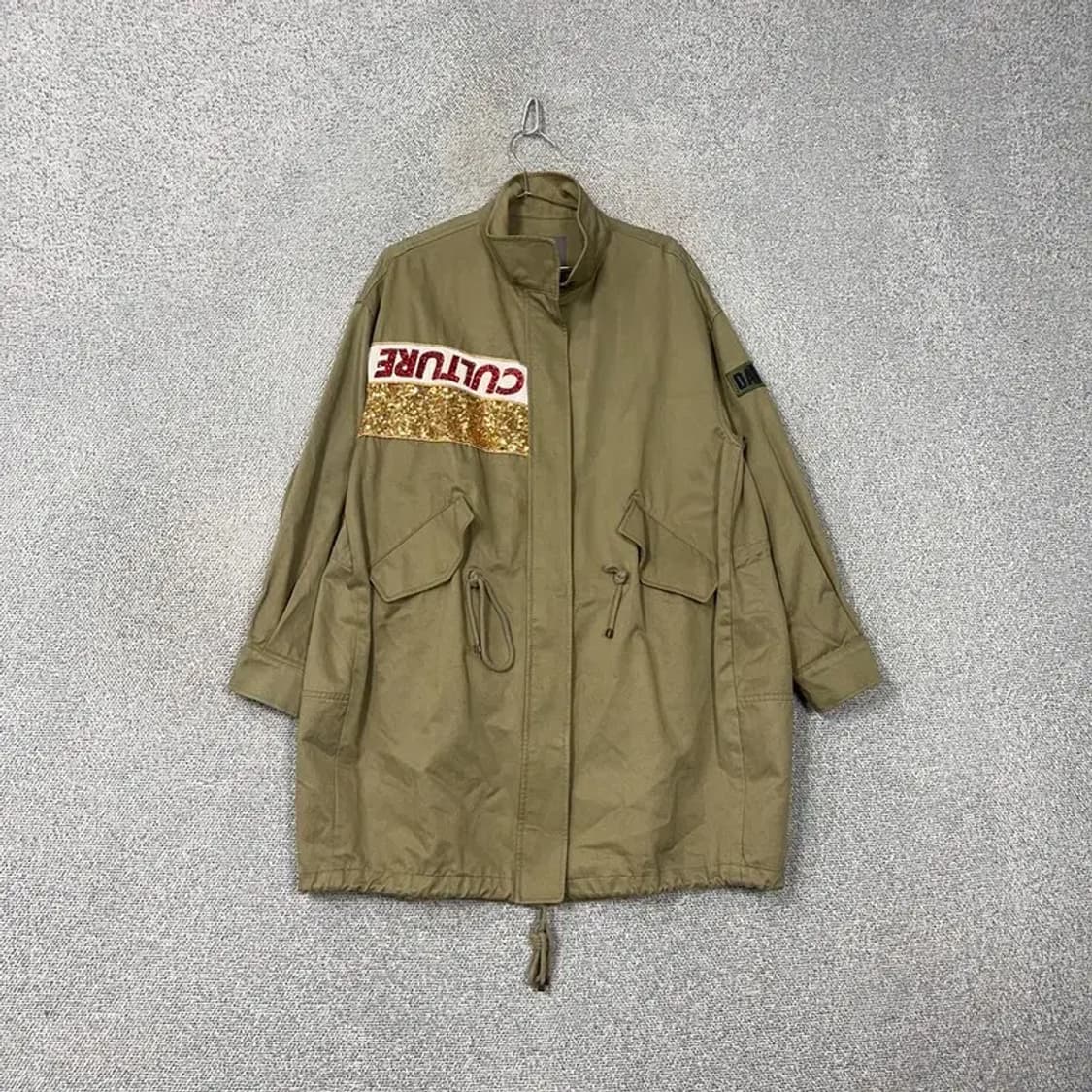 쥬씨쥬디 패치 프린팅 빈티지 여성 카키 야상 코트 85 상품이미지1