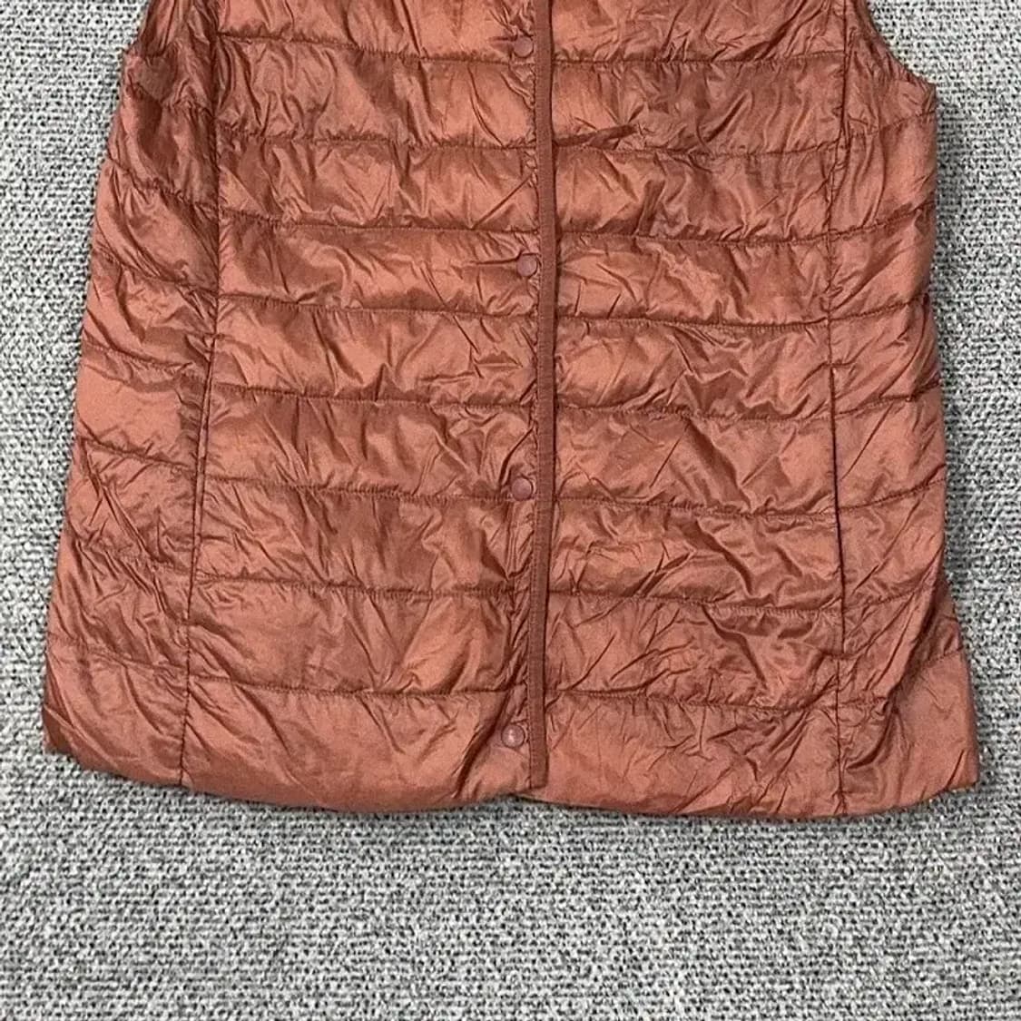 유니클로 코랄 경량 패딩 조끼 L 상품이미지4