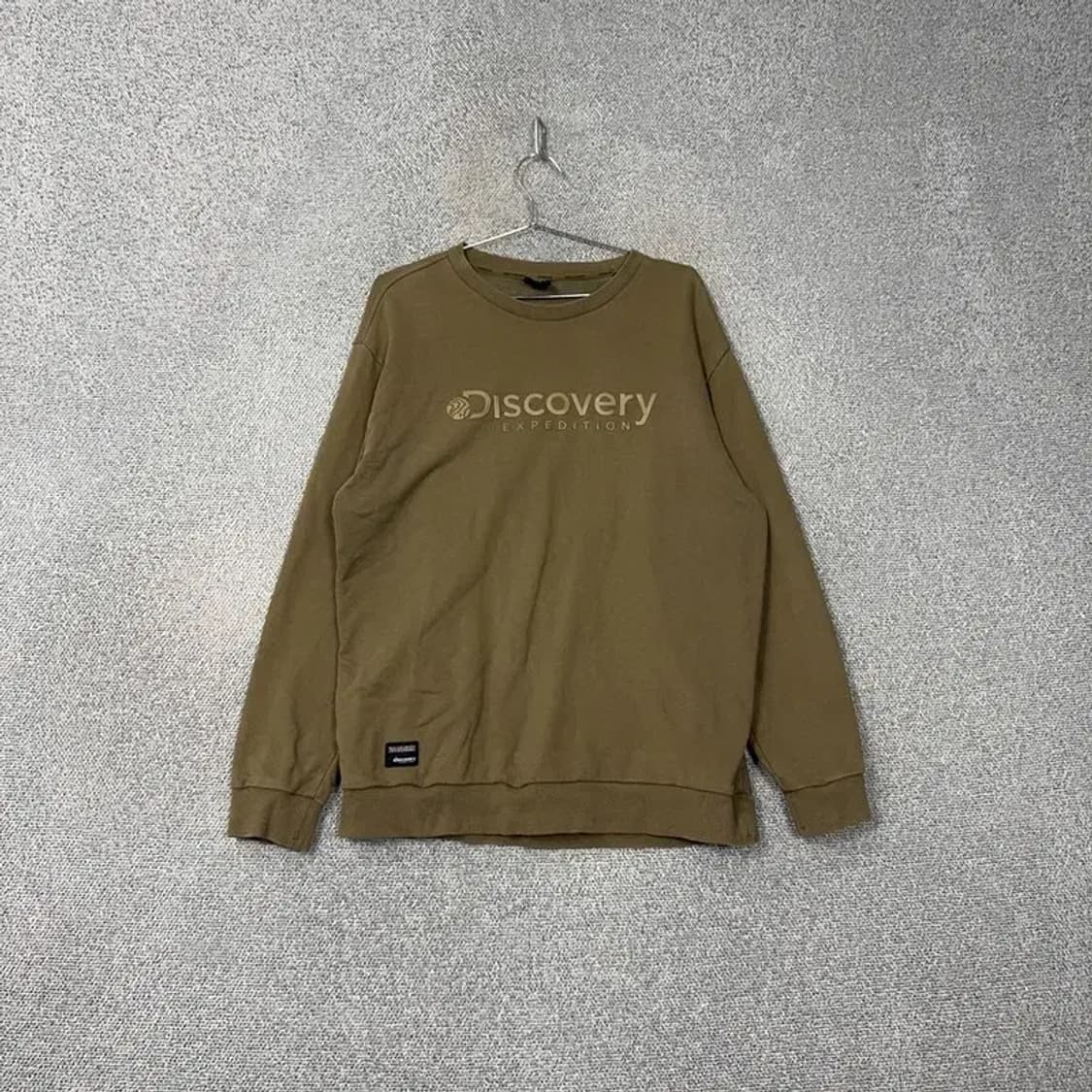 디스커버리 프린팅 카키 맨투맨 105 상품이미지1