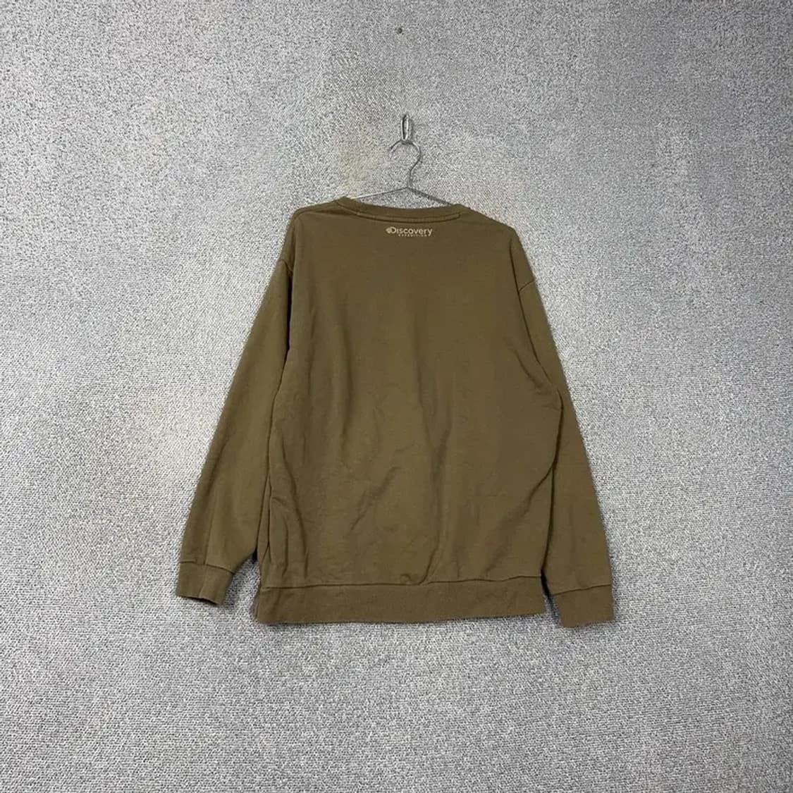 디스커버리 프린팅 카키 맨투맨 105 상품이미지2