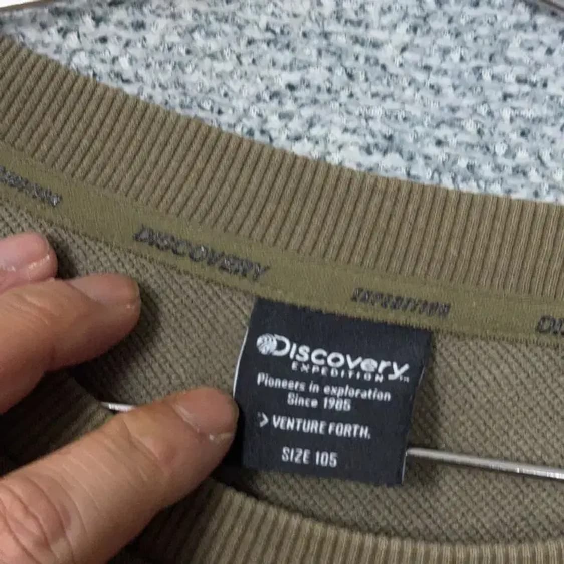 디스커버리 프린팅 카키 맨투맨 105 상품이미지3