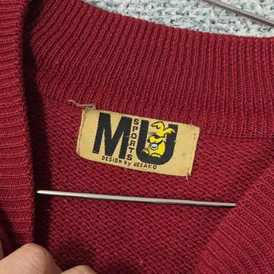 MU스포츠 빈티지 프린팅 레드 니트 상품이미지3